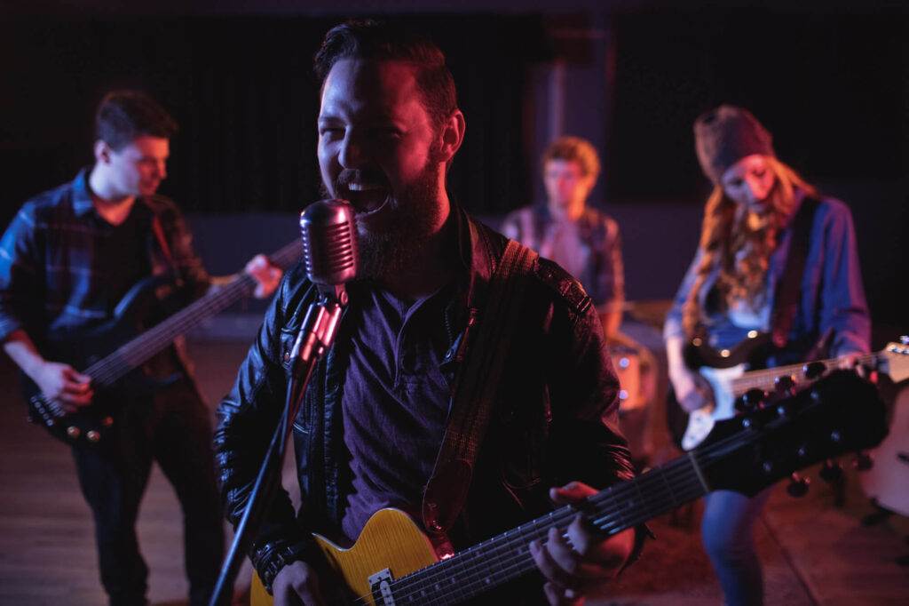 Banda com Vocalista Cantando