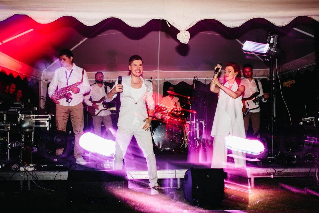 Banda se Apresentando Casal com Raios Brilhantes